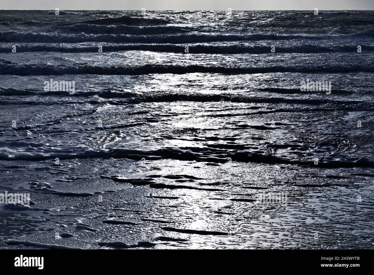 Mare del Nord in controluce, costa occidentale di Hoernum, Sylt, Schleswig-Holstein, Germania, Europa Foto Stock