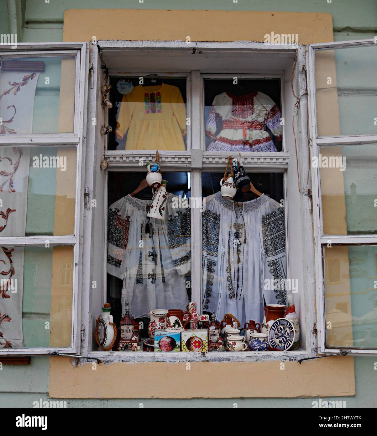 Vetrata piena di souvenir tradizionali, Romania. Foto di alta qualità Foto Stock