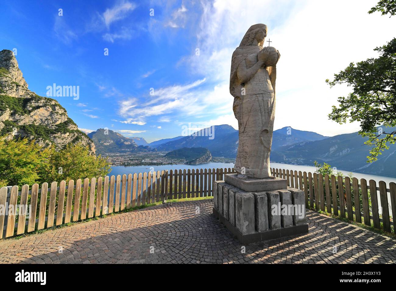 Vista di Riva del Garda da Pregasina. Trentino, Italia settentrionale, Europa. Foto Stock