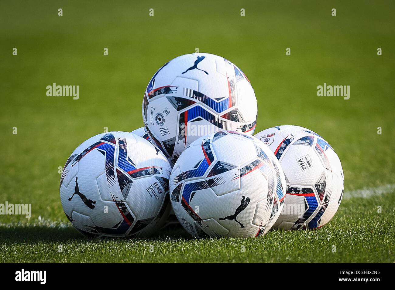 PUMA EFL teamFINAL 1 i palloni da calcio sono disposti in campo prima del gioco Foto Stock