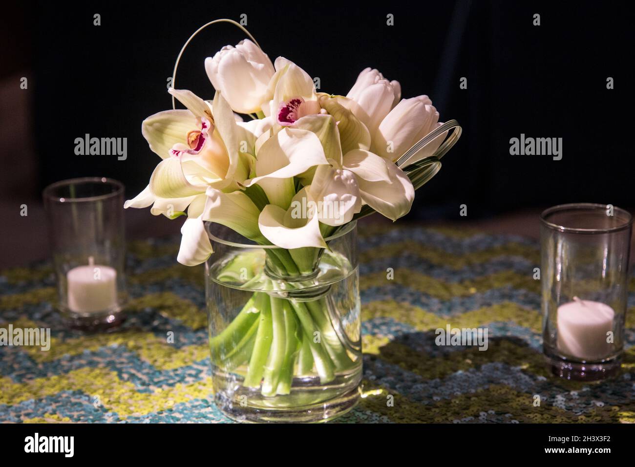 Disposizione dei fiori in mostra in occasione di un evento. Foto Stock