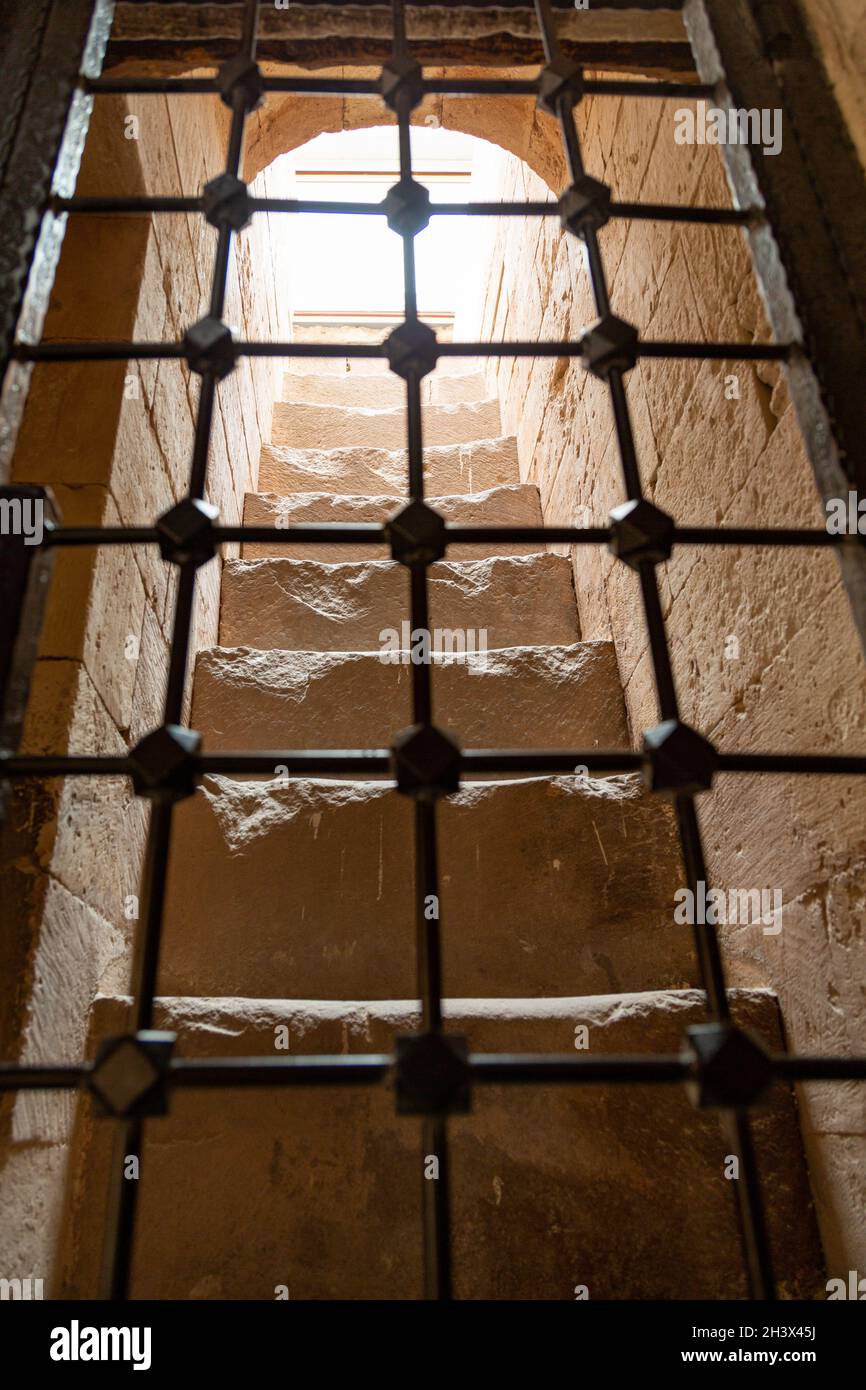 Scala di pietra vista attraverso la finestra barred del palazzo di Ishak Pasha nel distretto di Doğubeyazıt della città di Ağrı nella Turchia orientale. Foto Stock