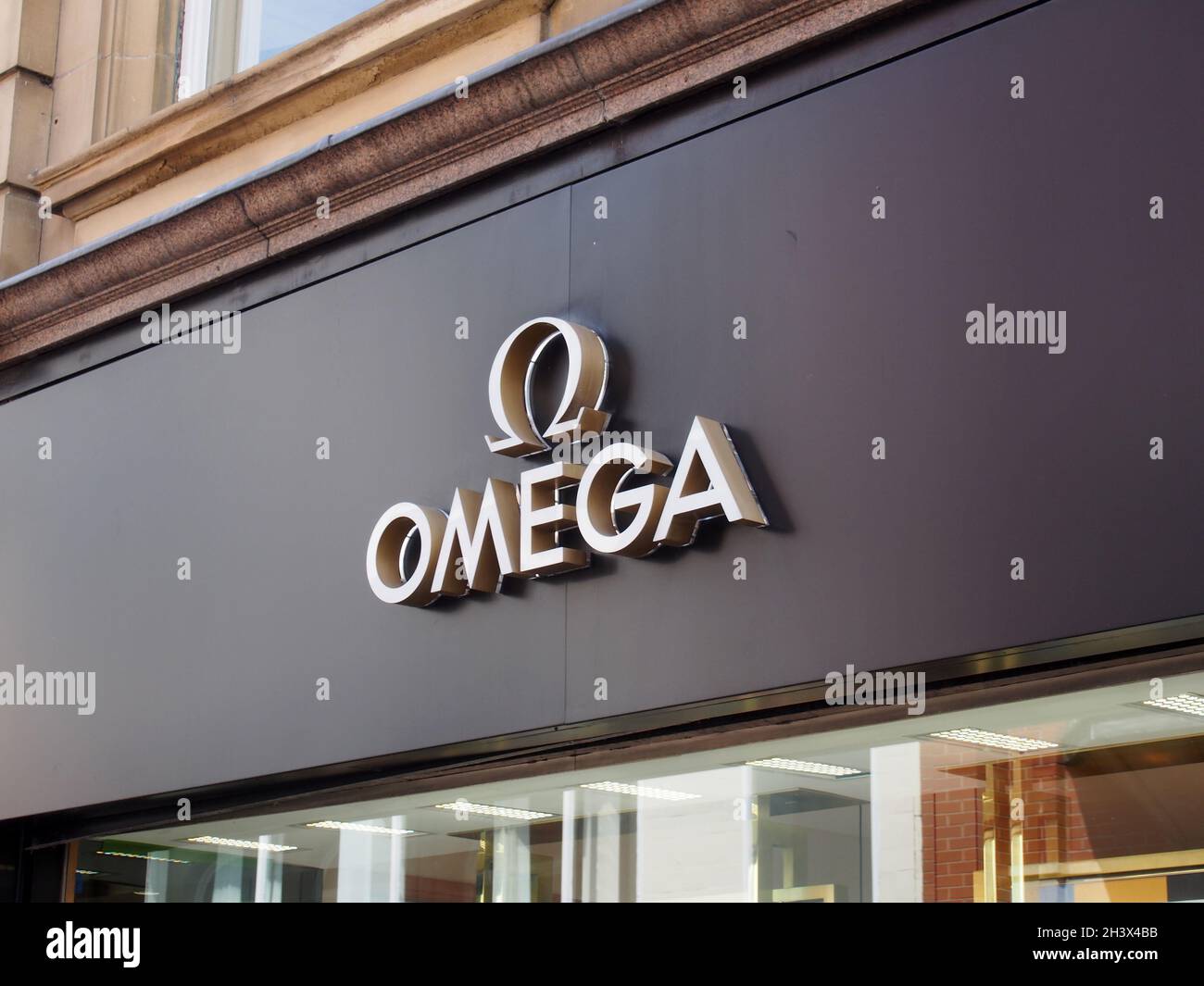 Logo e slogan sul negozio omega boutique sulla strada commerciale nel centro di leeds Foto Stock