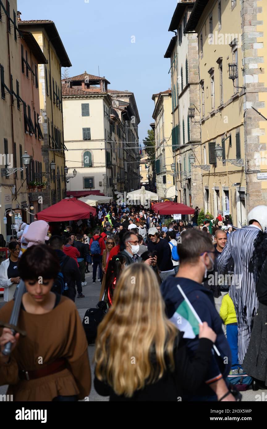 Lucca Comics and Games 2021, la città di Lucca e le sue piazze sono tornati a riempirsi grazie alla folla di persone appassionate di fumetti e Lucca Comics and Games, nella folla fotografica di persone in strada per l'evento fumetto. Foto Stock