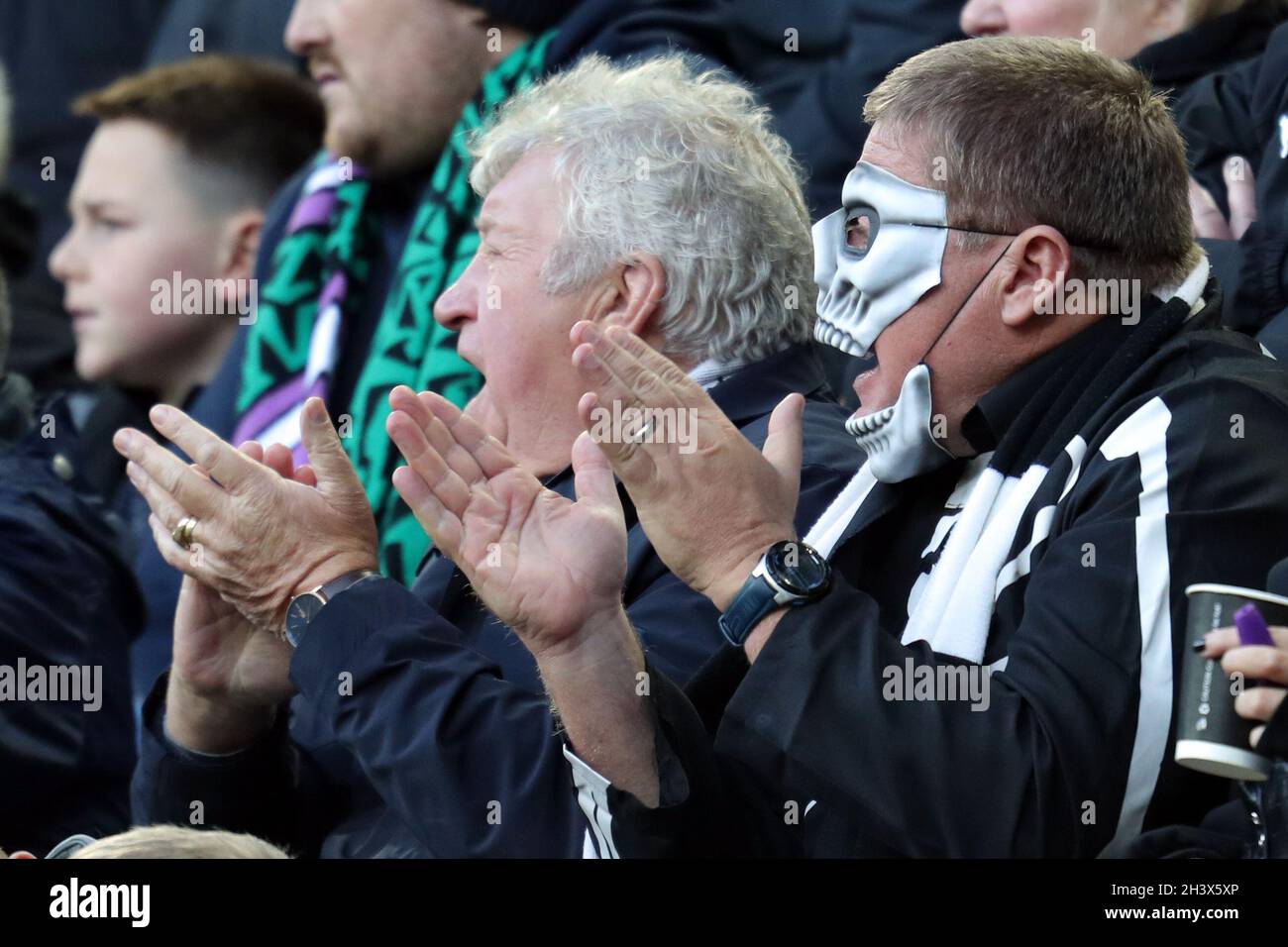 NEWCASTLE FAN CON MASCHERA DI HALLOWEEN, NEWCASTLE UNITED FC V CHELSEA FC, 2021 Foto Stock