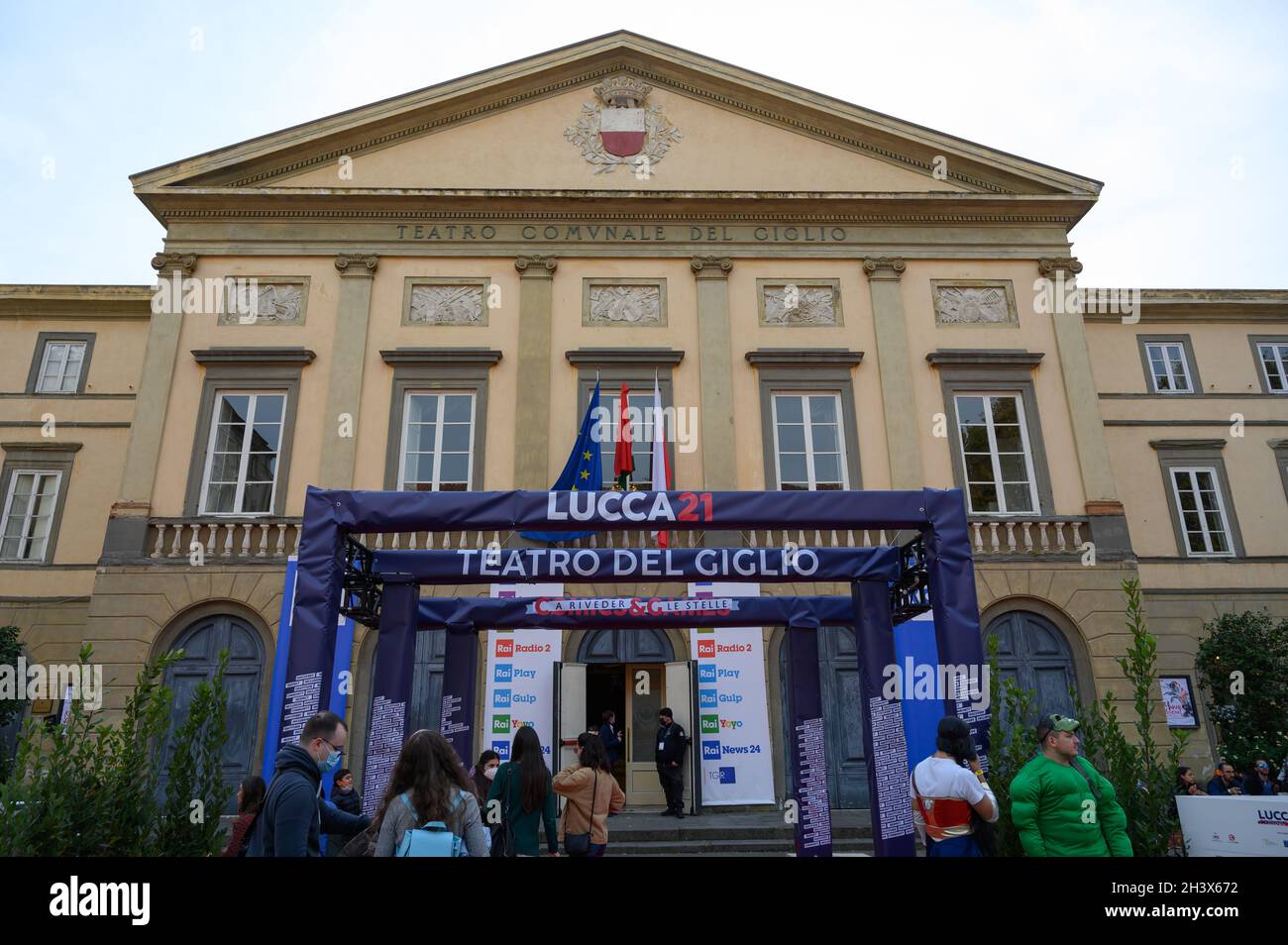 Lucca Comics and Games 2021, la città di Lucca e le sue piazze sono tornati a riempirsi grazie alla folla di persone appassionate di fumetti e Lucca Comics and Games, nella folla fotografica di persone in strada per l'evento fumetto. Foto Stock