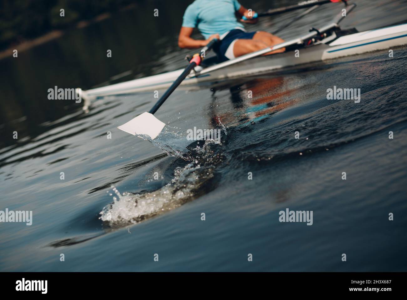 Sportivo single scull man vogatore prepararsi a competizione barca regata. Giochi olimpici sport. Foto Stock