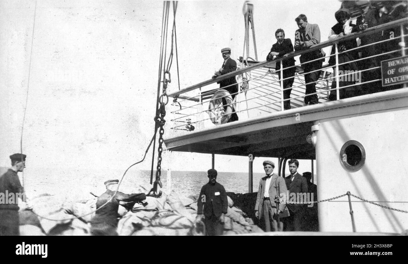 Caricamento della posta su una nave a vapore sconosciuta, 1909. Foto Stock