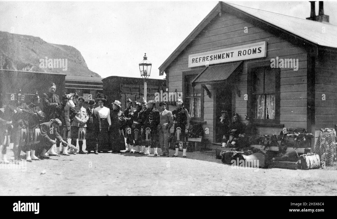 I passeggeri salgono dal treno a Broken River per il trasferimento a Stagecoach per il loro viaggio sulle Alpi meridionali in Nuova Zelanda, 1909. Foto Stock