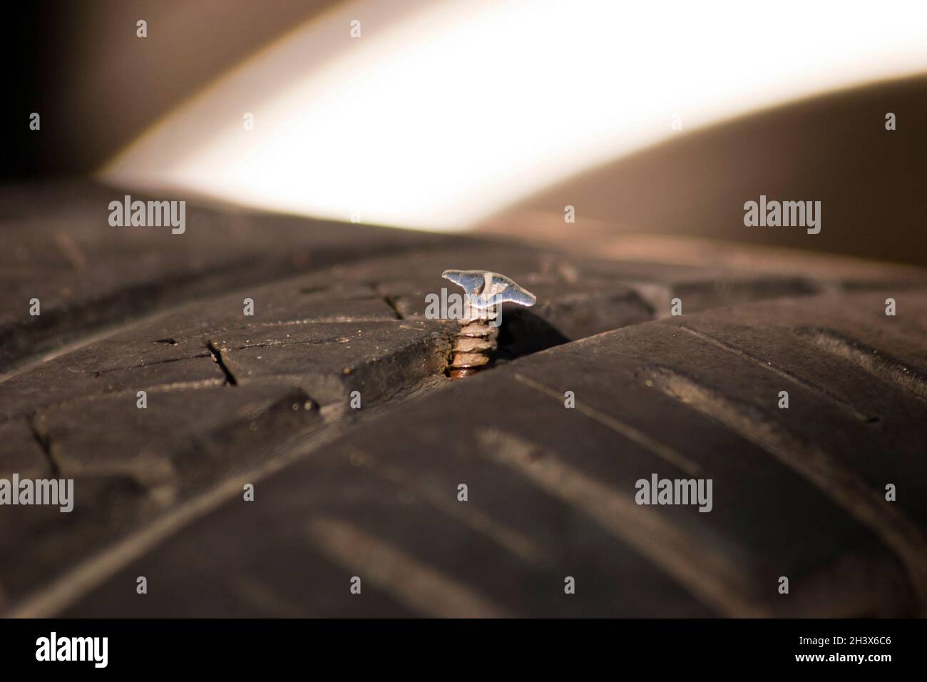 Ruota dell'auto forata. Foratura della ruota dell'auto, vite in acciaio nel pneumatico, vista ravvicinata Foto Stock