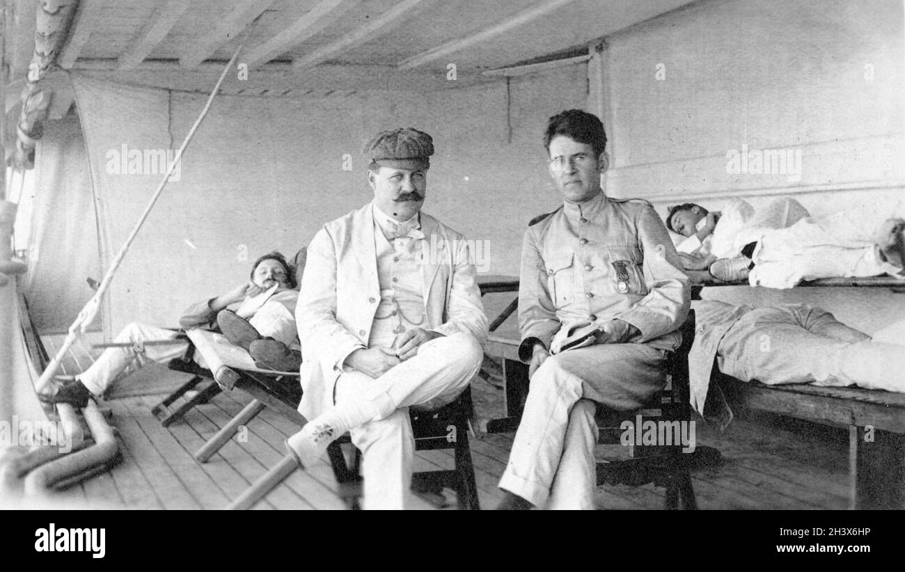 Passeggeri a bordo della SS Lunka, 1909. HMS Lunka era una nave da carico per passeggeri costruita nel 1904 e commissionata come Armed Boarding Steamer nel luglio 1915 per servire nel Golfo Persico e nel Mar Rosso. Foto Stock