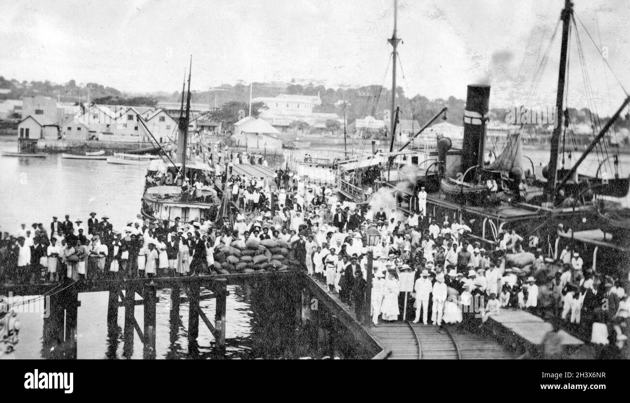 Una folla si radunò sul molo a Suva, Fiji, 1908 Foto Stock
