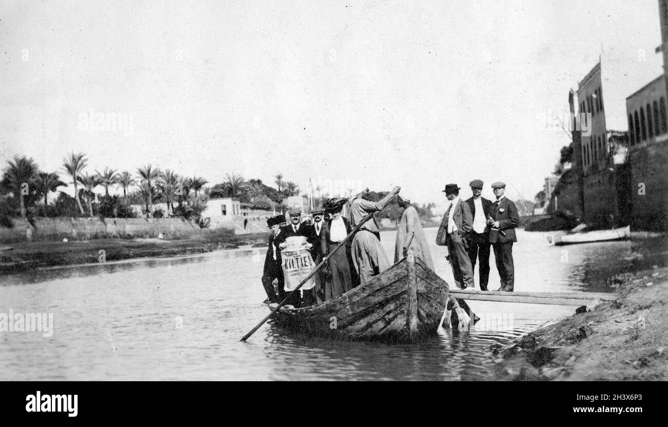I turisti della banda canadese, i Kilties, salite a bordo di una barca per un viaggio sul Nilo Rver, Egitto, 1909 Foto Stock