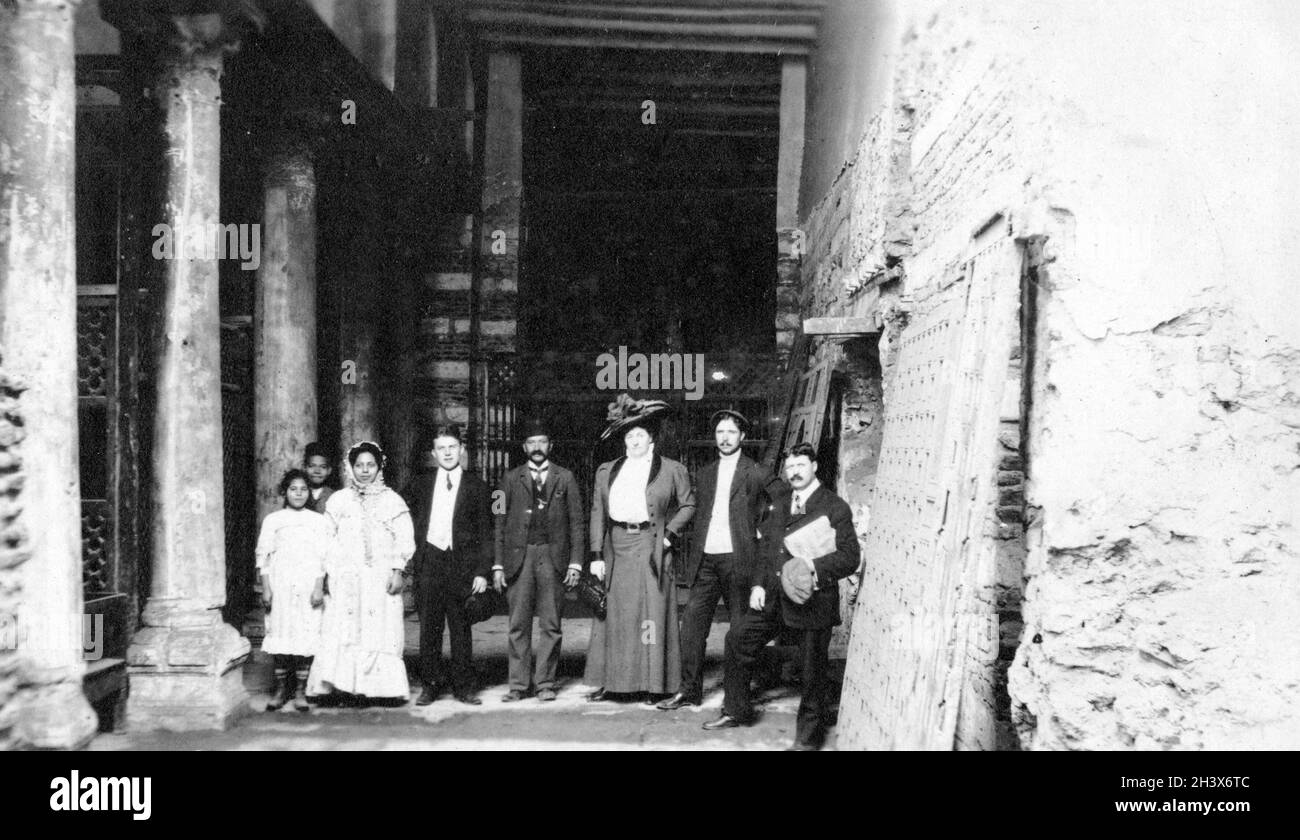Gruppo di persone all'interno di un edificio in pietra [chiesa di Abu Serga, Cairo, Egitto] con colonne e schermi, 1910 Foto Stock
