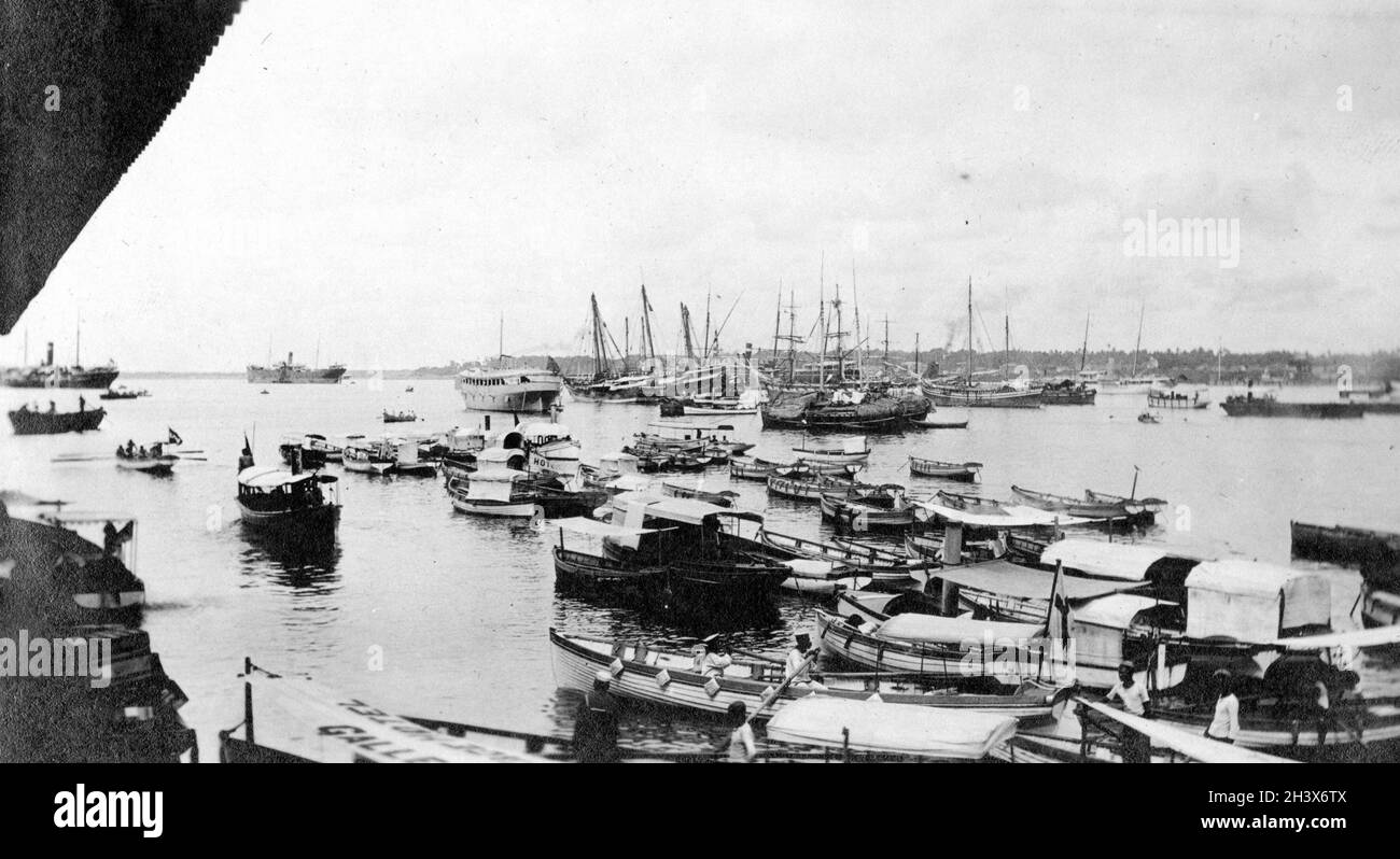 Navi e barche affollate nel porto di Columbo, Sri Lanka, 1909. Foto Stock