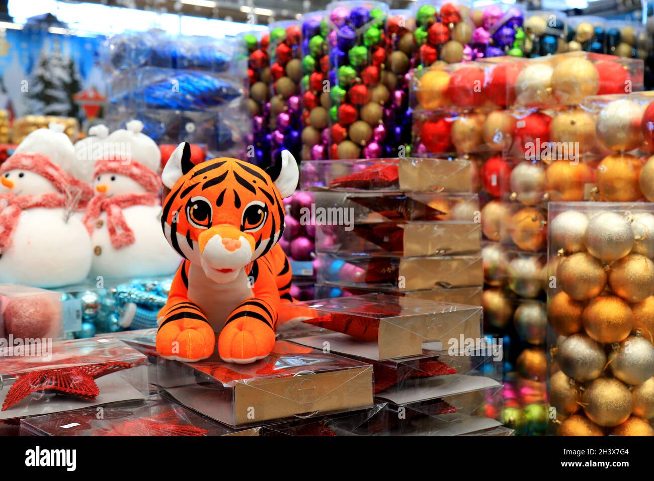 Allegro divertente tigre, simbolo di Capodanno 2022 sullo sfondo delle decorazioni albero di Natale nel negozio. Shopping invernale natalizio Foto Stock