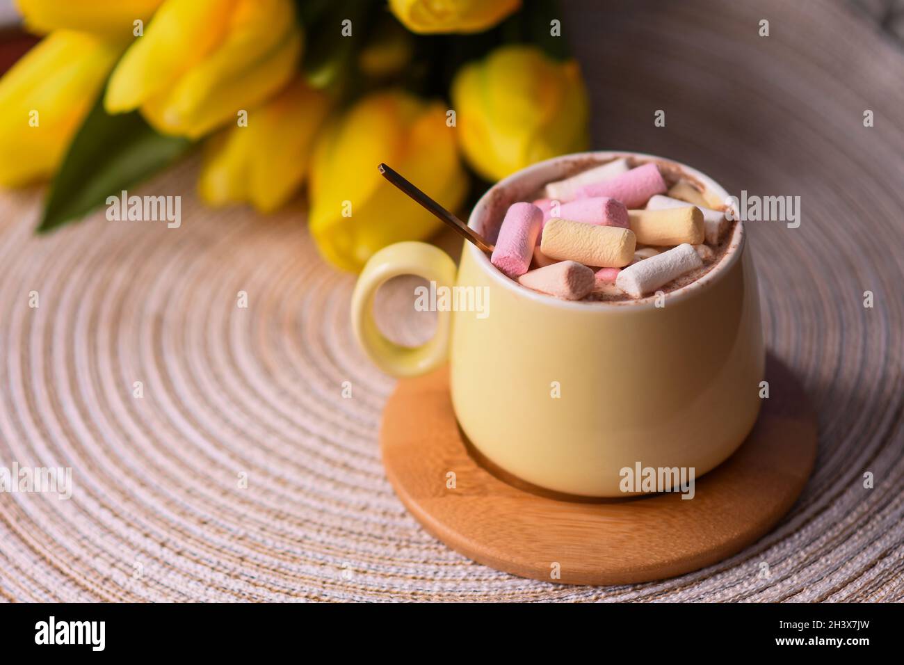 Marshmallows multicolore in una tazza di caffè Foto Stock