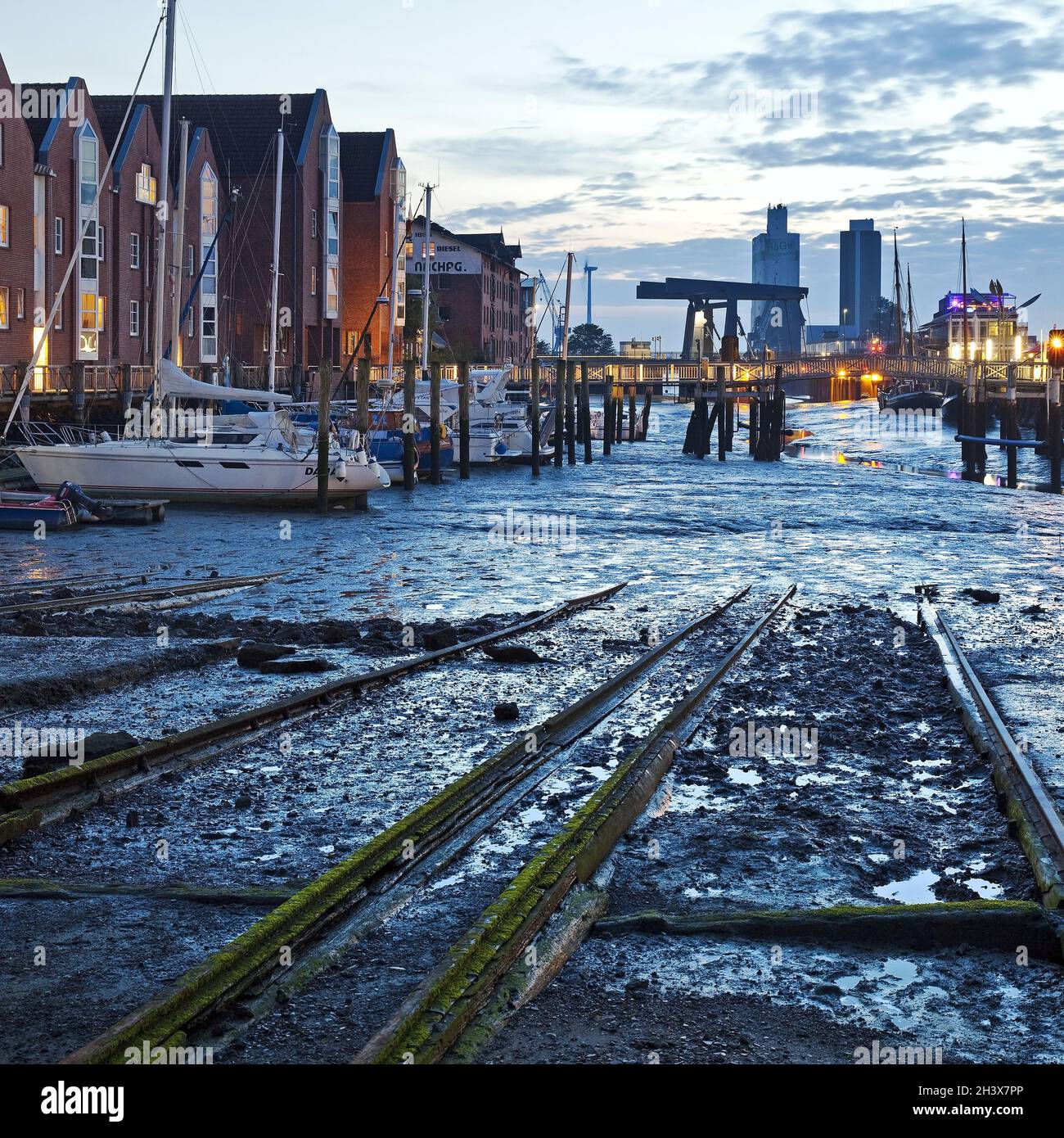 Porto di Husum, porto interno con scivolo, porto maremoto in bassa marea in serata, Husum, Germania, Europa Foto Stock