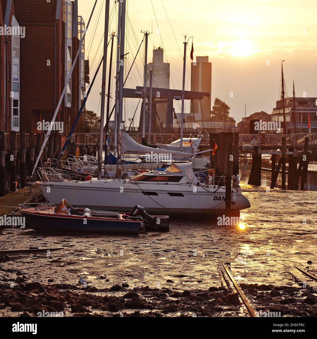 Porto di Husum, porto di marea a bassa marea e al tramonto, porto interno, porto cittadino, Husum, Germania, Europa Foto Stock