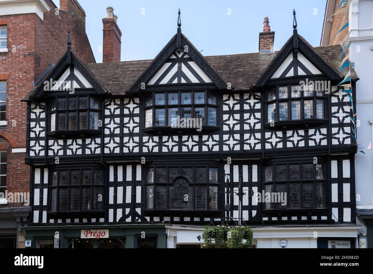 SHREWSBURY, SHROPSHIRE, UK - LUGLIO 13 : Vista di vecchi edifici a Shrewsbury, Shropshire il 13 Luglio 2021 Foto Stock