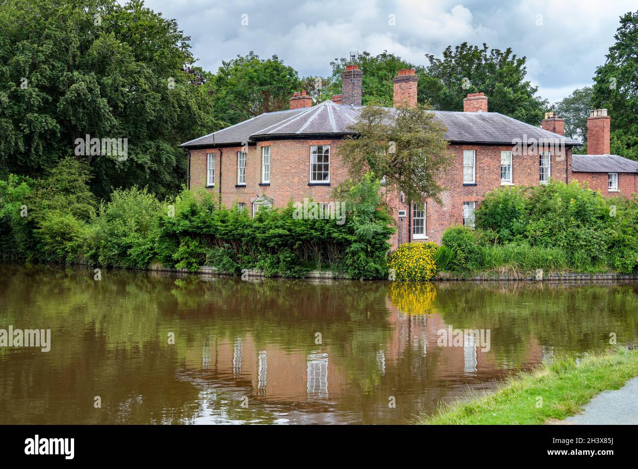 ELLESMERE, SHROPSHIRE, UK - 12 LUGLIO : Beech House sul canale a Ellesmere, Shropshire il 12 luglio 2021 Foto Stock