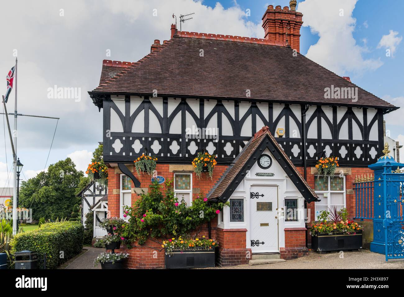 SHREWSBURY, SHROPSHIRE, UK - LUGLIO 13 : Quarry Lodge all'entrata di Quarry Park, Shrewsbury, Shropshire il 13 Luglio 2021 Foto Stock