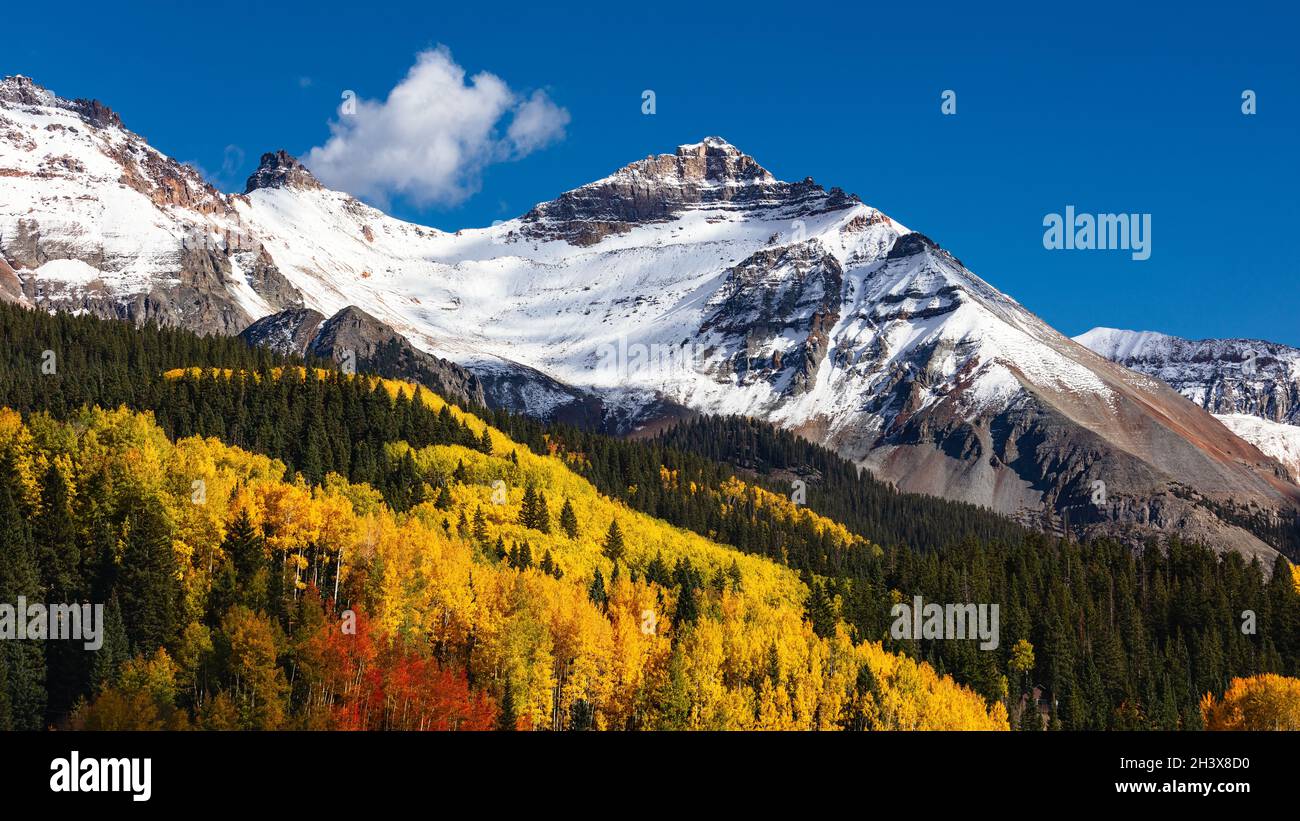 I colori della caduta del Colorado con gli alberi di Aspen e la neve nelle montagne di San Juan vicino a Telluride Foto Stock