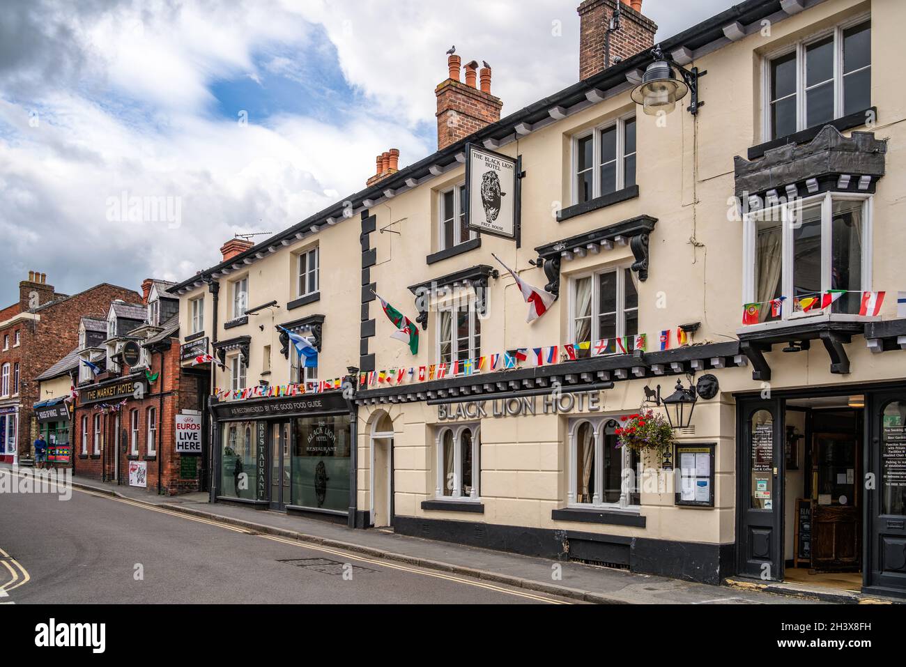 ELLESMERE, SHROPSHIRE, Regno Unito - LUGLIO 12 : Vista del Black Lion Hotel in Ellesmere, Shropshire il 12 Luglio 2021. Un m non identificato Foto Stock