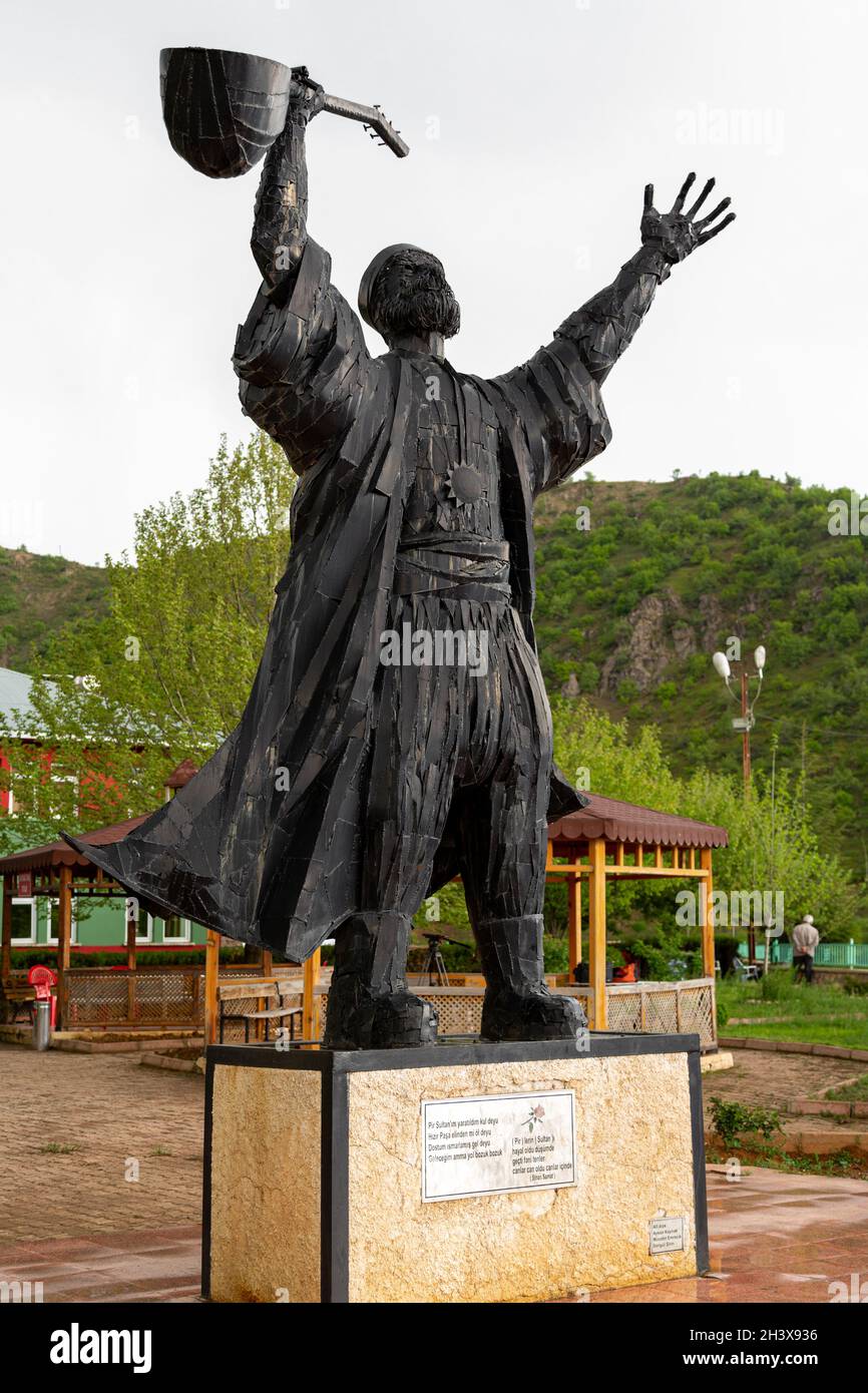 PIR Sultan Abdal, statua in metallo del PIR Sultan Abdal, situata nella città di Tunceli nella Turchia orientale. Foto Stock