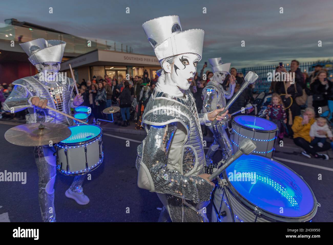 30 ottobre 2021. Southend on Sea, Regno Unito. Artisti di strada in costumi d'argento e tamburi brillanti intratterranno la folla durante la sfilata di Halloween di Southend-on-Sea al crepuscolo. Penelope Barritt/Alamy Live News Foto Stock