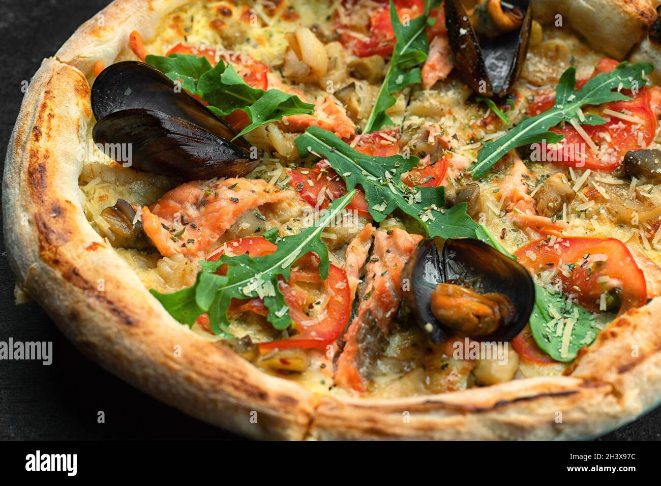 Pizza con cozze di pesce gamberi salmone cuoio capelluto Foto Stock