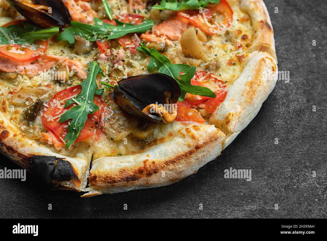 Pizza con cozze di pesce gamberi salmone cuoio capelluto Foto Stock