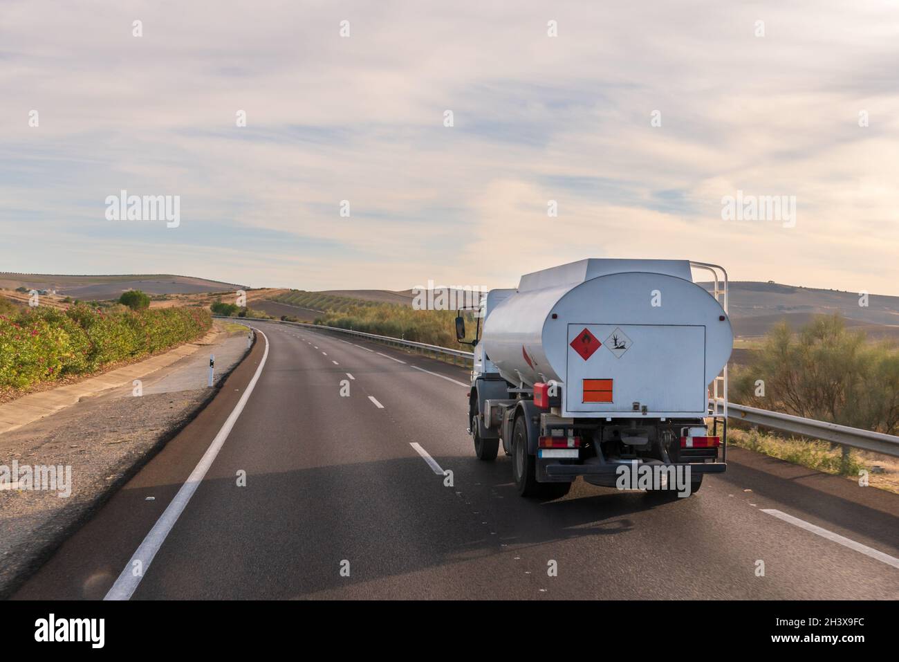 Camion con pannelli di merci pericolose per la distribuzione di carburante per il riscaldamento e piccole industrie, circolante in autostrada. Foto Stock