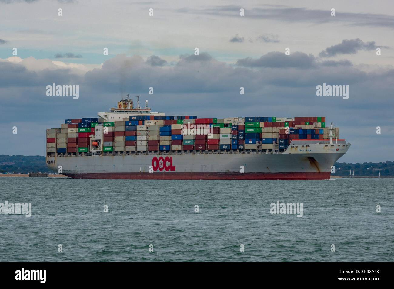 Grande nave container OCCL che entra nel porto di southampton e che trasporta container, brexit, impori, esportazioni, attracchi di southampton, containerizzazione. Foto Stock