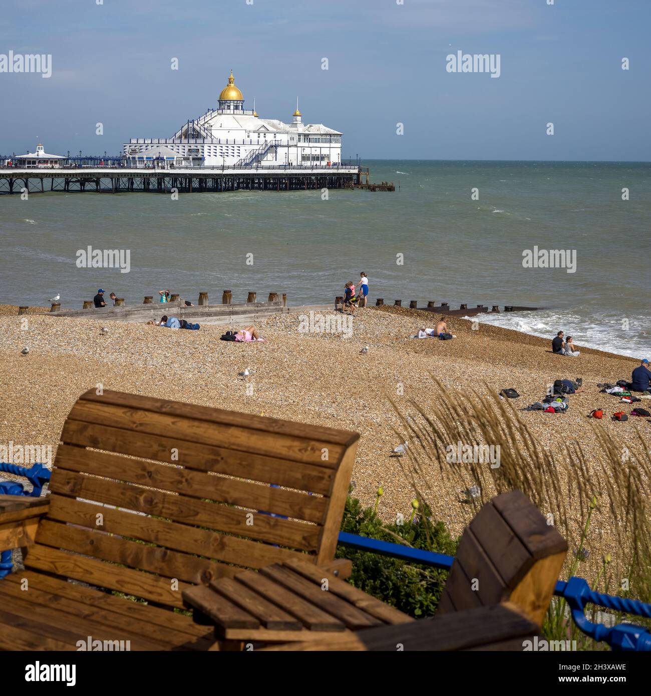 EASTBOURNE, EAST SUSSEX, UK - LUGLIO 29 : Vista del molo di Eastbourne nel Sussex Est il 29 2021 Luglio. Persone non identificate Foto Stock