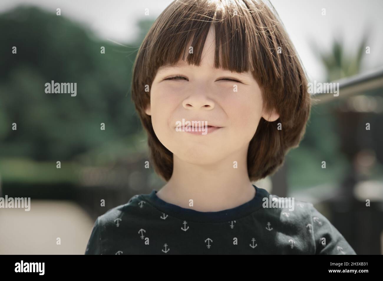 Il bambino ha avvitato gli occhi su una giornata di sole a Park, Danimarca Foto Stock