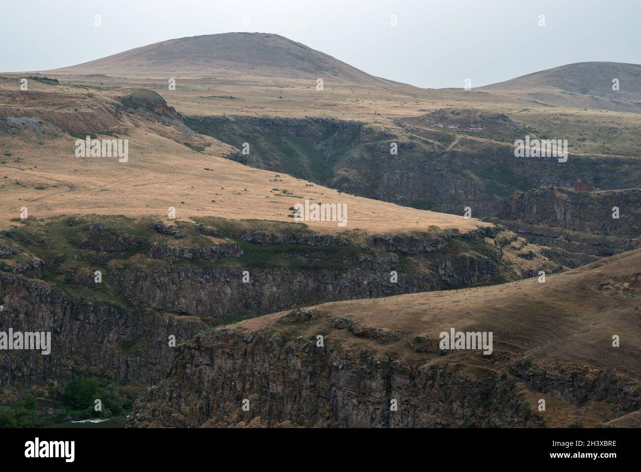 Fiume Akhurian, confine tra la Turchia (a destra) e l'Armenia (a sinistra). Vista da Ani, Regione di Kars, Turchia Foto Stock