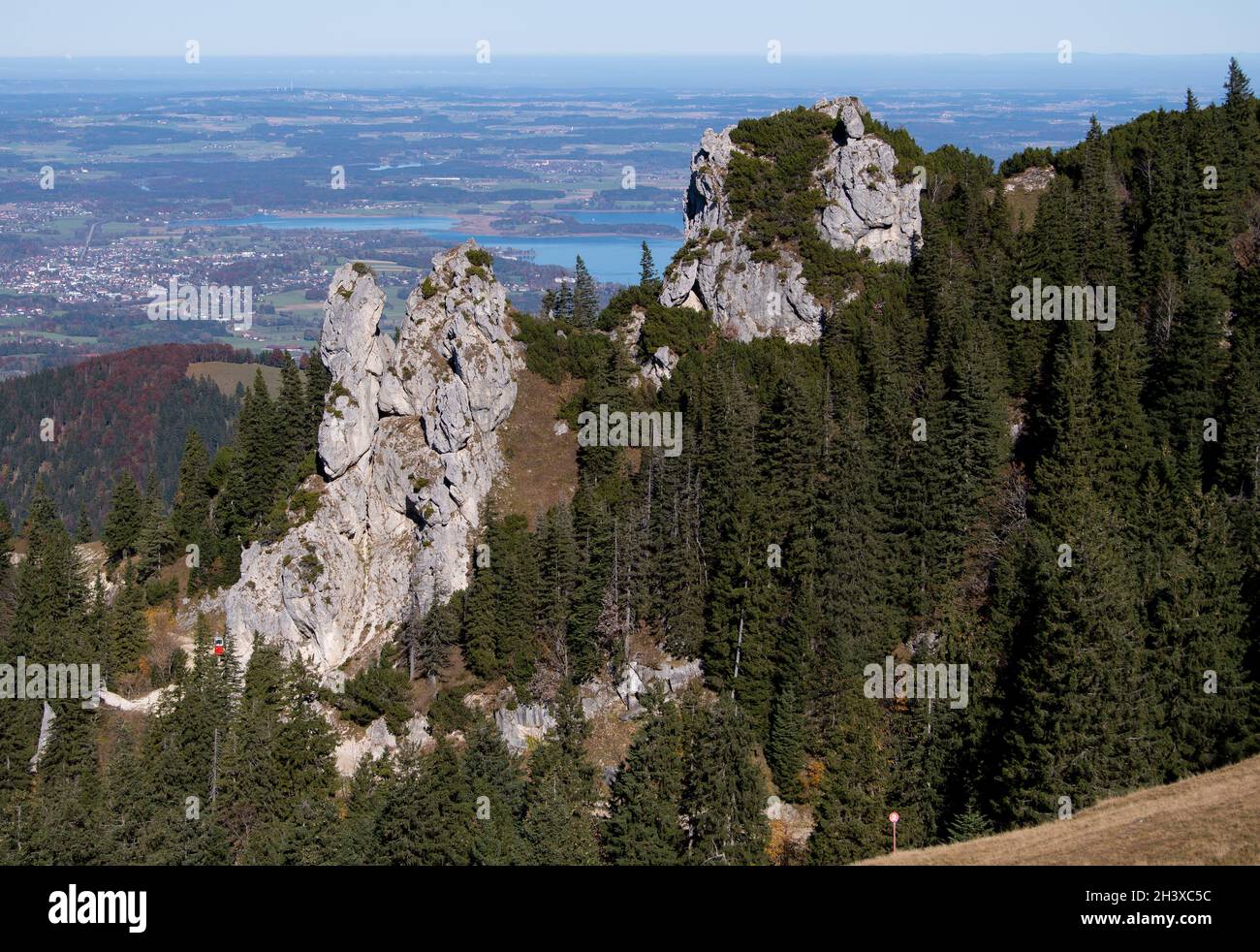 Aschau im Chiemgau, Germania. 30 Ott 2021. Il lago Chiemsee è visibile dal Kampenwand. Gondole più grandi, più capacità, accessibilità - la funivia per il Kampenwand a Chiemgau è da rinnovare. Tuttavia, alcuni ambientalisti sono critici riguardo ai piani di rinnovo della funivia Kampenwand. Credit: Sven Hoppe/dpa/Alamy Live News Foto Stock