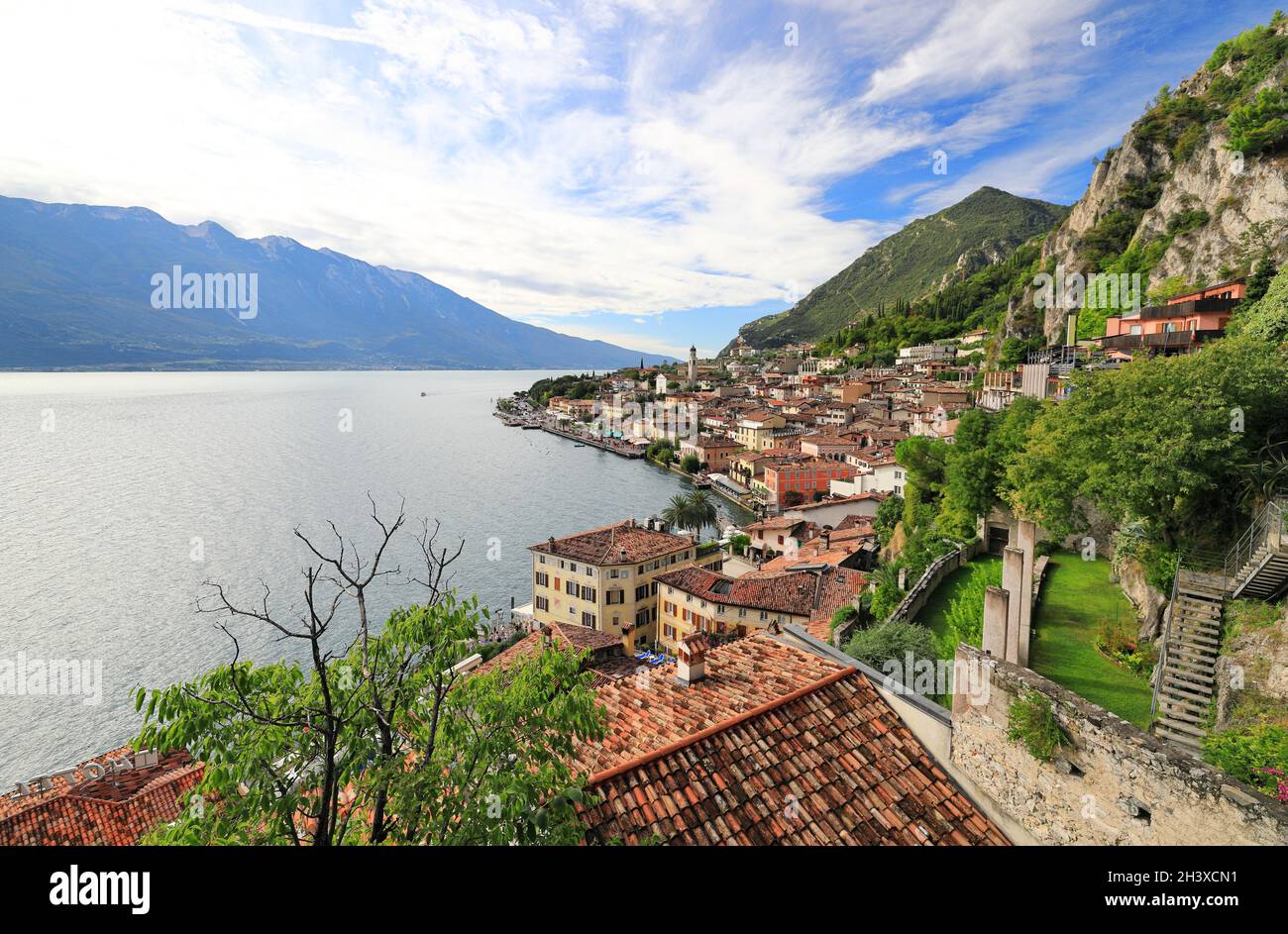 Limone sul Garda sulla sponda occidentale del Lago di Garda. Lombardia, Italia settentrionale, Europa. Foto Stock