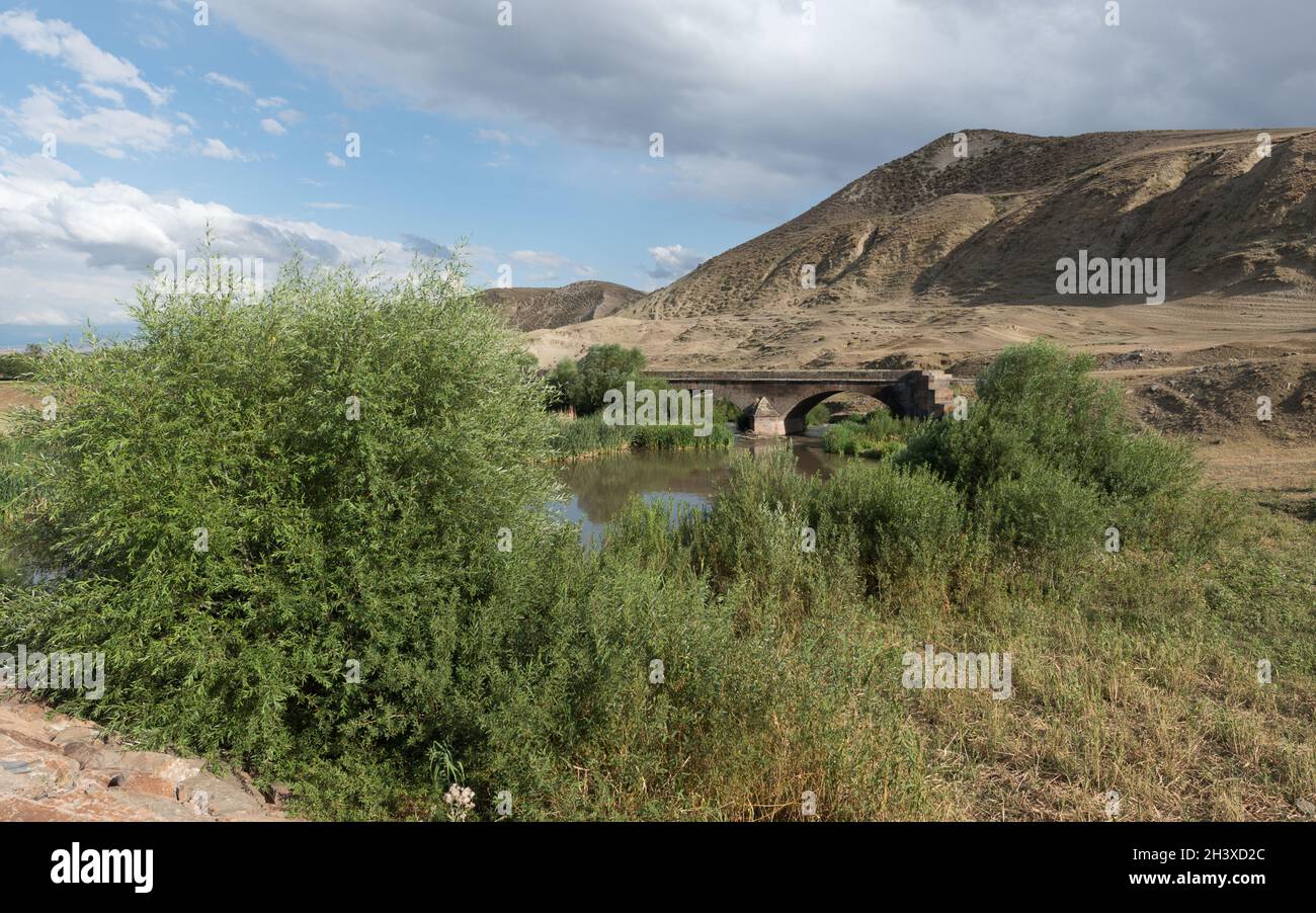 Fiume Karahan tra Demirkent e Kalkanale villaggi nella provincia di Kars della Turchia Foto Stock