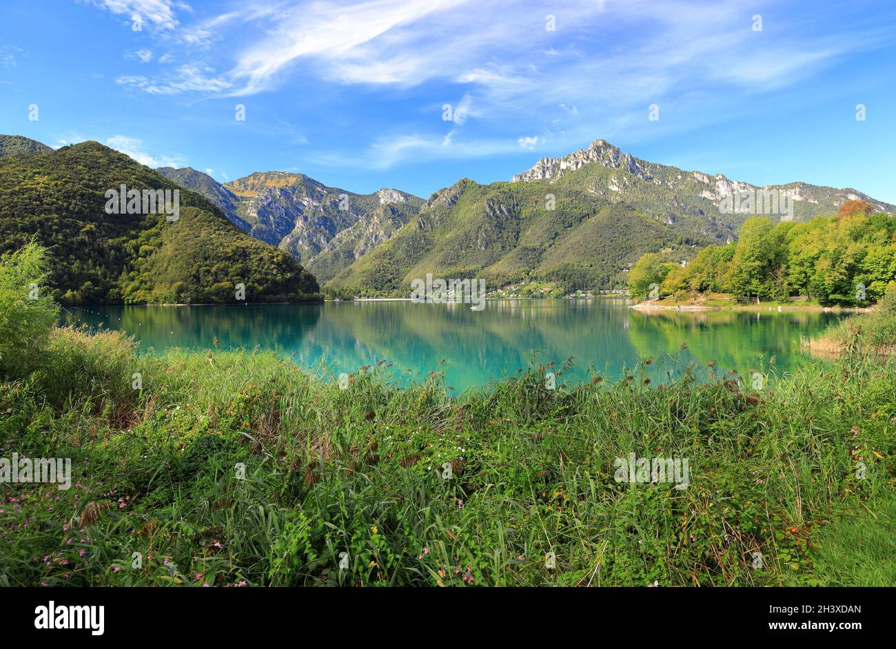 Il bellissimo lago di Ledro in Trentino. Italia settentrionale, Europa. Foto Stock