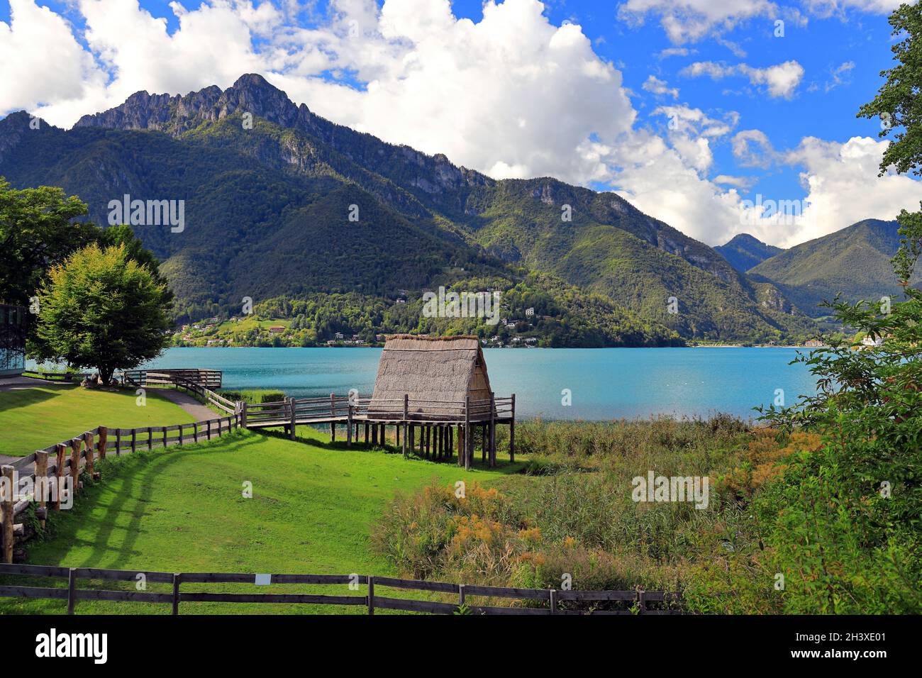 Il bellissimo lago di Ledro in Trentino. Italia settentrionale, Europa. Foto Stock