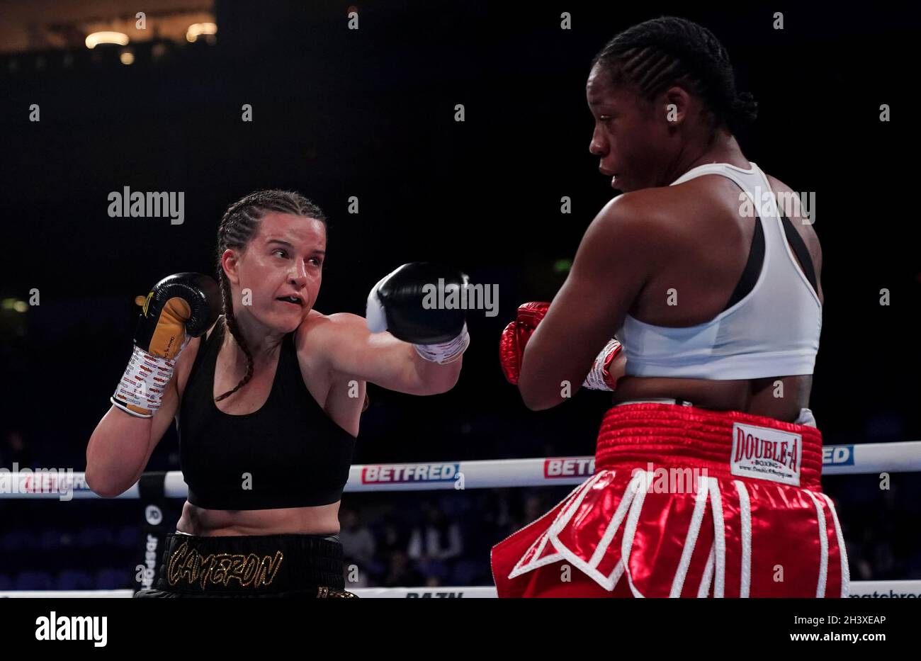 Chantelle Cameron e Mary McGee durante il Bout del titolo mondiale Super-Lightweight della rivista WBC, IBF e Ring Magazine all'Arena 02 di Londra. Data foto: Sabato 30 ottobre 2021. Foto Stock