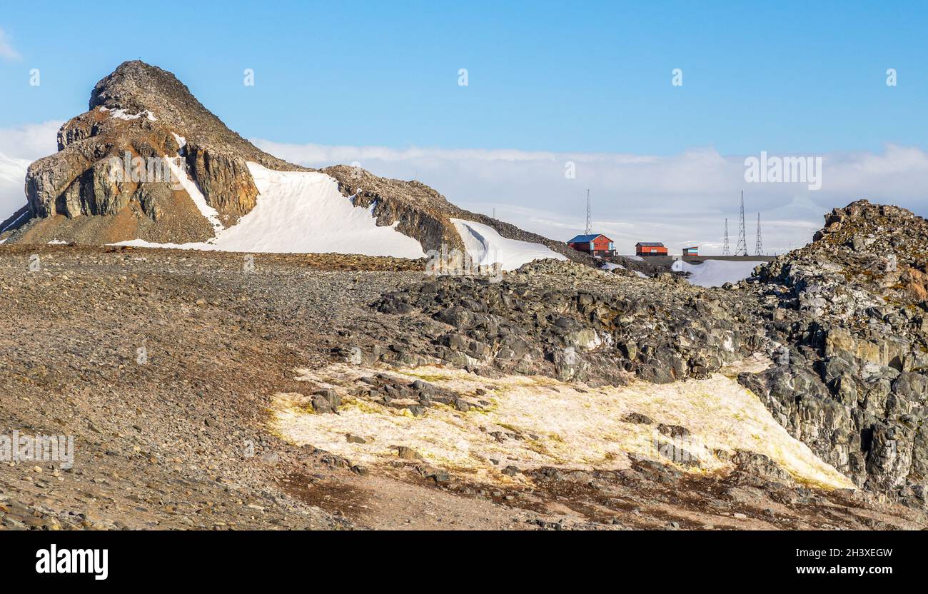 Paesaggio antartico con montagne e stazione base argentina Camara, isola Half Moon, penisola antartica Foto Stock