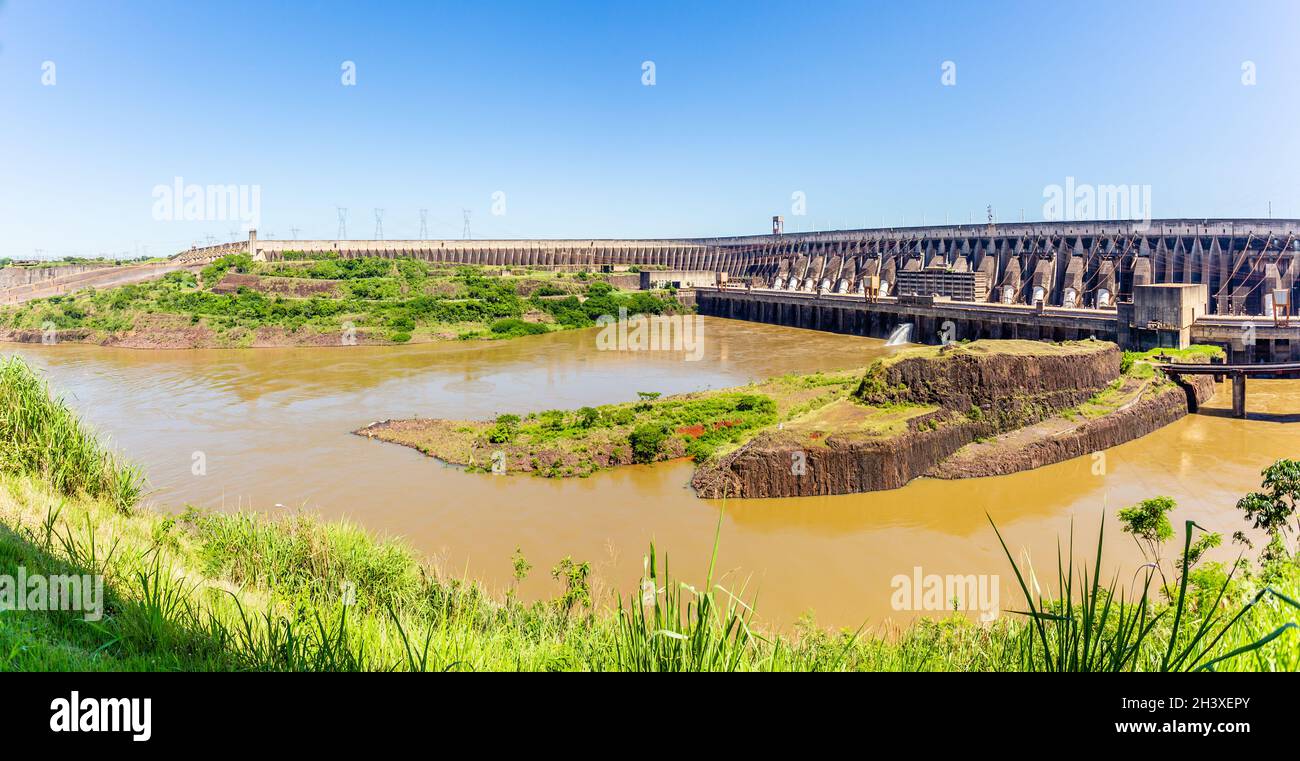 La più grande diga idroelettrica di Itaipu sul fiume Parana, situata al confine tra Brasile e Paraguay Foto Stock