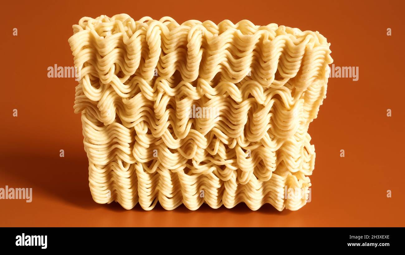 Spaghetti istantanei ramen asiatico. Pasta cruda gialla secca, per la cui preparazione basta versare acqua bollente Foto Stock