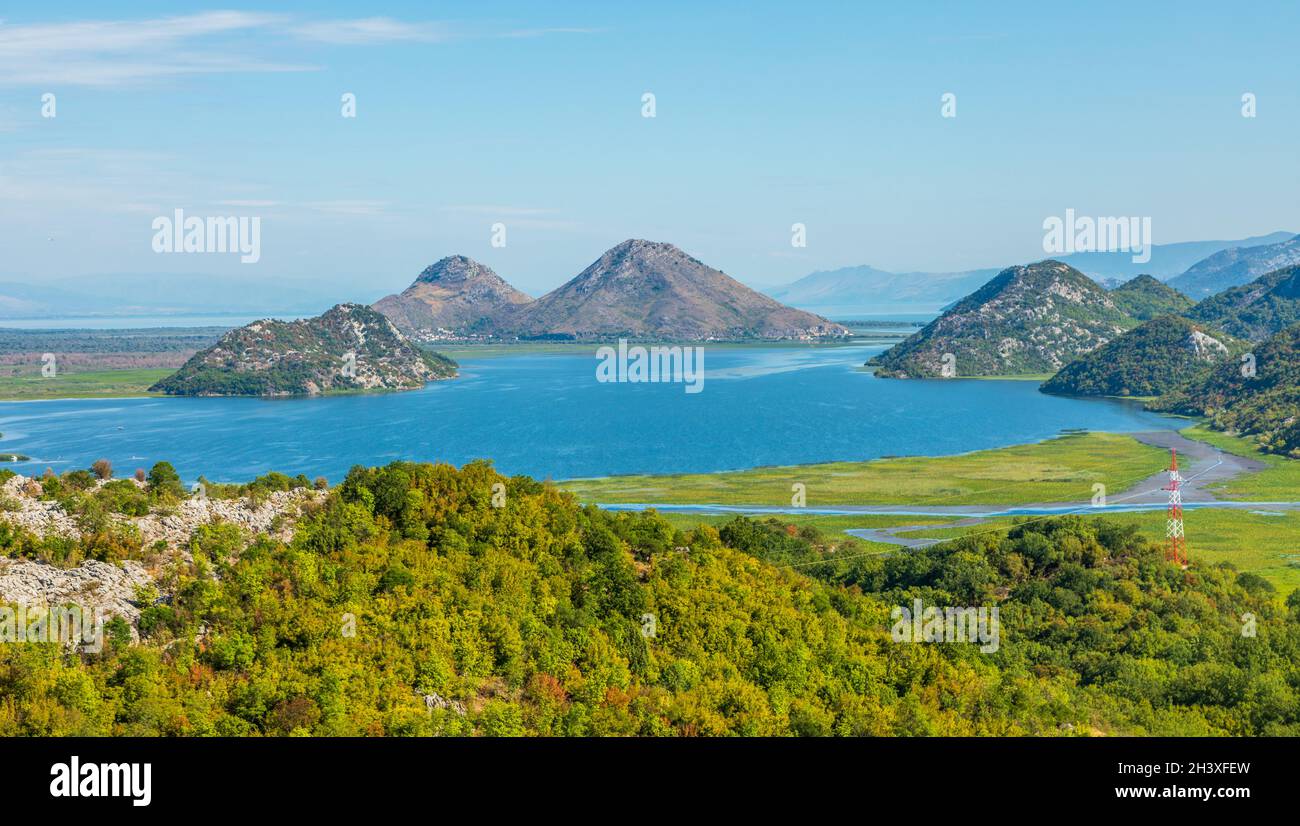 Vista panoramica sul lago Skadar e sulle montagne, Montenegro Foto Stock