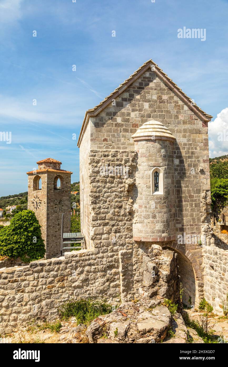 Guarda la torre tra le rovine di Old Bar, Montenegro Foto Stock