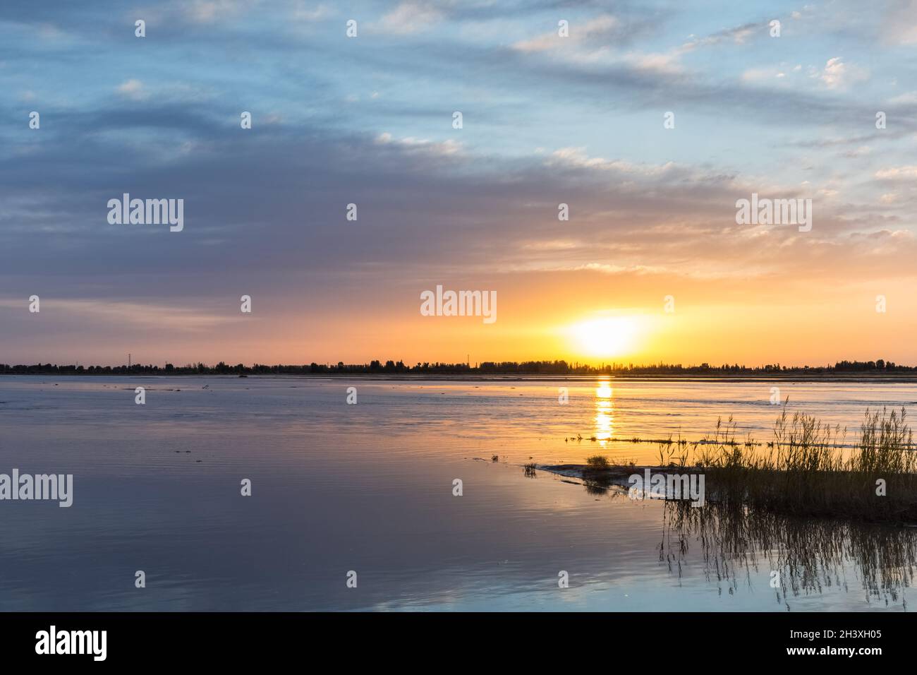 Bel cielo di alba sul fiume nero Foto Stock