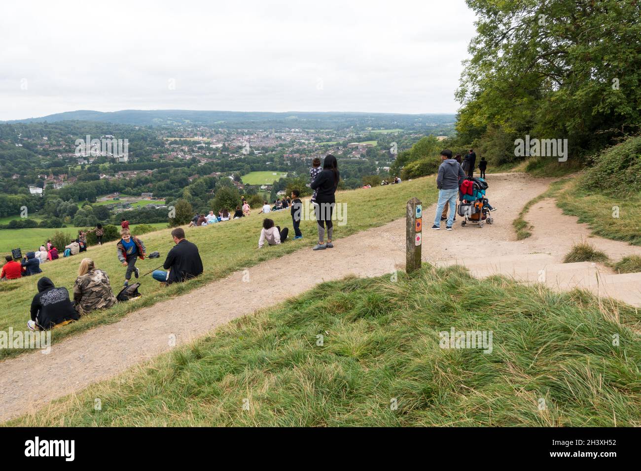 Boxhill Area of Natural Outstanding Beauty la cima di North Downs a Surrey visitata dai visitatori e godendo la vista Foto Stock